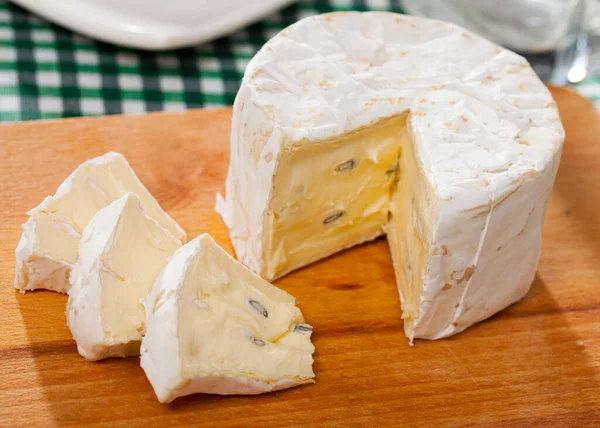 Fatias de queijo cambozola na mesa, prato de cozinha francesa — Fotografia de Stock