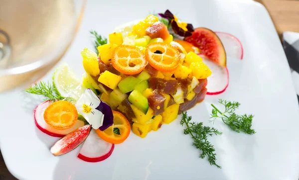 Lekkere tonijn tartaar met mango en avocado, geserveerd met vijg en bloem — Stockfoto