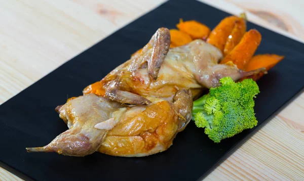 Codorniz de Teriyaki con zanahorias a la parrilla y brócoli —  Fotos de Stock