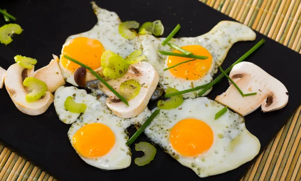 煮好的鹌鹑蛋和香菇放在桌上的盘子里 — 图库照片