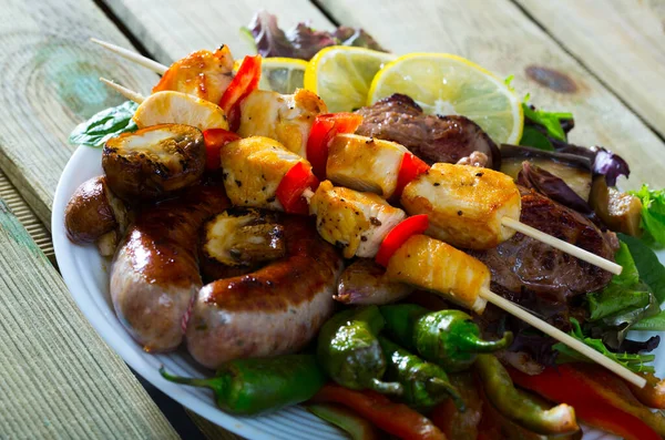 Farklı ızgara et ve sebzelerle Bulgar mutfağı mesşana. — Stok fotoğraf