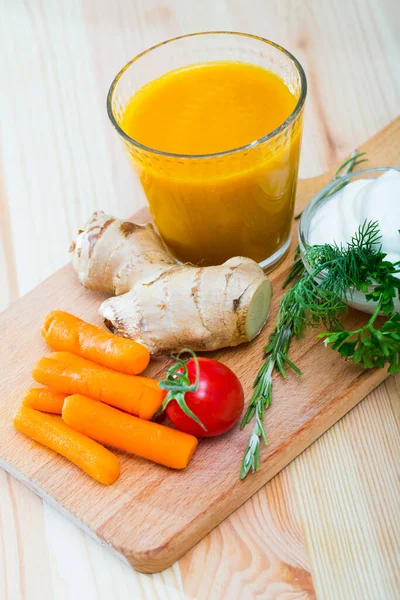 Cenoura fresca e suco de gengibre — Fotografia de Stock