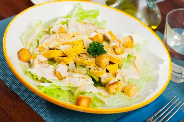 Salada Caesar com frango grelhado — Fotografia de Stock