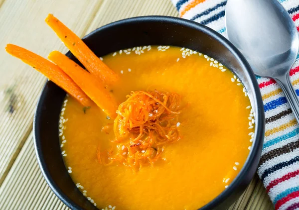 Sopa de cenoura. Conceito vegetariano. — Fotografia de Stock