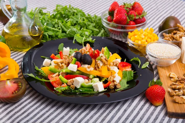 Salada de foguete com ingredientes — Fotografia de Stock