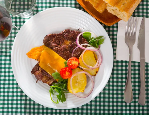 Draufsicht auf gut gemachtes gebratenes Kalbssteak mit Käse — Stockfoto