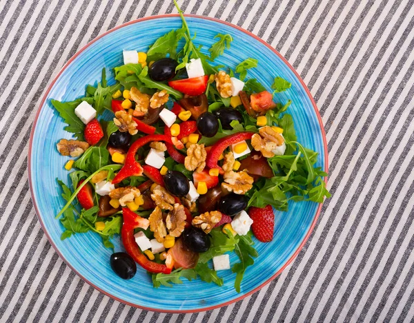 Vista superior da salada de rúcula na placa colorida — Fotografia de Stock