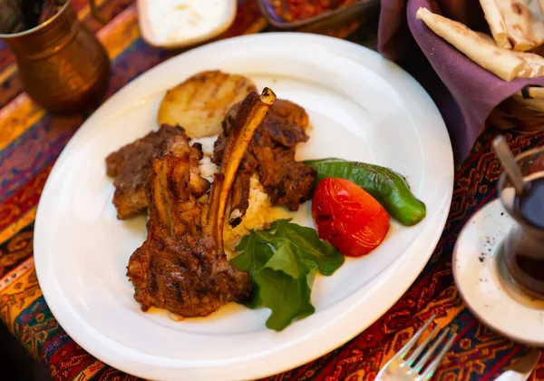 Tradiční turecké jídlo kuzu pirzola — Stock fotografie