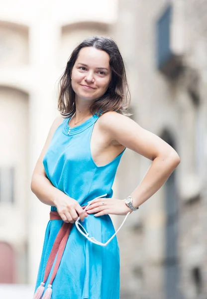 Mädchen läuft durch die Straßen der Stadt — Stockfoto