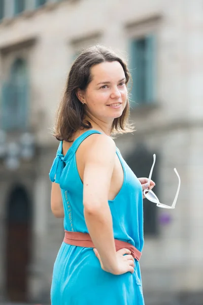 Ragazza a piedi nelle strade della città — Foto Stock