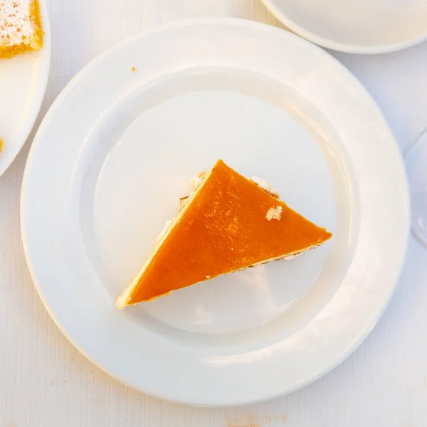 Zarter leckerer Kuchen mit Gelee belegt — Stockfoto