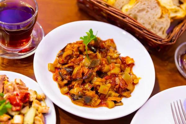 Saksuka de comida turca com berinjela com tomates — Fotografia de Stock