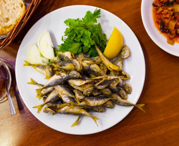 Pesce triglia dietetico. Pesce fritto in un piatto con prezzemolo e limone — Foto Stock