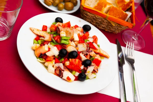 Испанский сальпикон из овощей и морепродуктов — стоковое фото