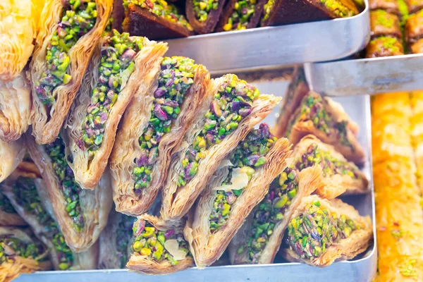 Baklava tradicional turca de pastelería de filo para la venta —  Fotos de Stock