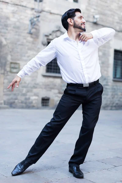 Macho άνθρωπος χορεύει μόνος σε εξωτερικούς χώρους — Φωτογραφία Αρχείου