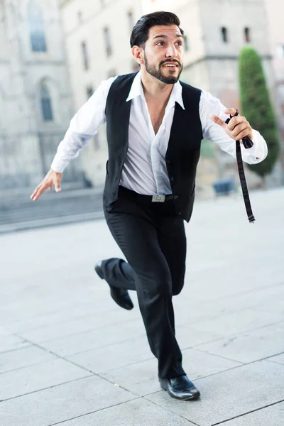 Emotionele man in formele kleding loopt — Stockfoto