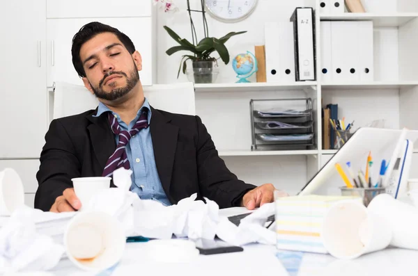 Geschäftsmann ruht sich nach produktivem Arbeitstag aus — Stockfoto