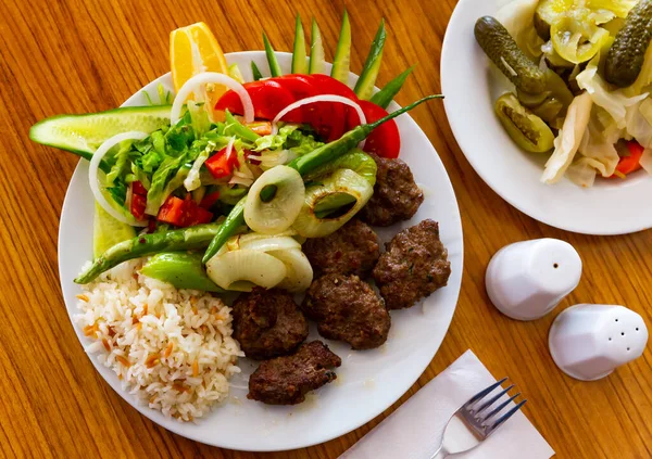 土耳其烤小牛肉，配米和蔬菜 — 图库照片