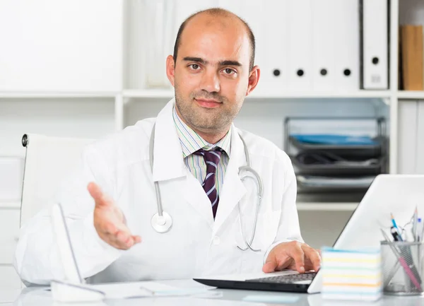 Masculino trabalhando no centro médico no laptop — Fotografia de Stock