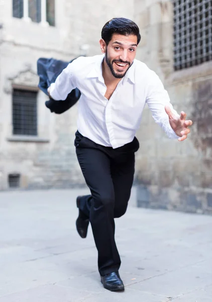 Hombre expresivo corriendo por la vieja ciudad —  Fotos de Stock