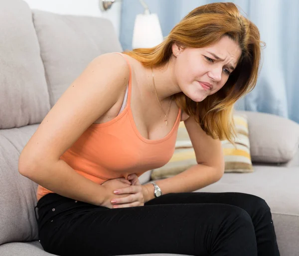 Retrato de mujer enferma con dolor de estómago — Foto de Stock