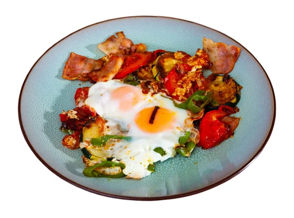 Scrambled eggs with bacon and vegetables served on plate — Stock Photo, Image