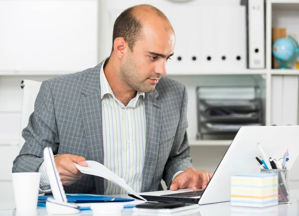 Porträt eines fröhlichen Mannes im Büro — Stockfoto