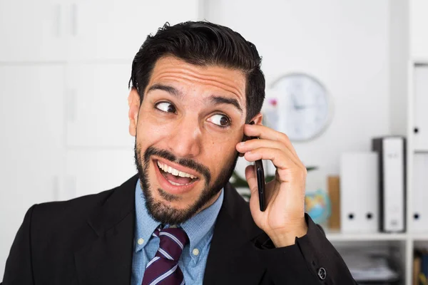 Ισπανός επιχειρηματίας είναι ενθουσιασμένος ενώ μιλάει στο τηλέφωνο — Φωτογραφία Αρχείου