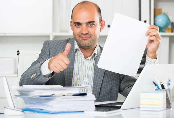 Porträt eines männlichen Arbeiters im Büro sitzend — Stockfoto