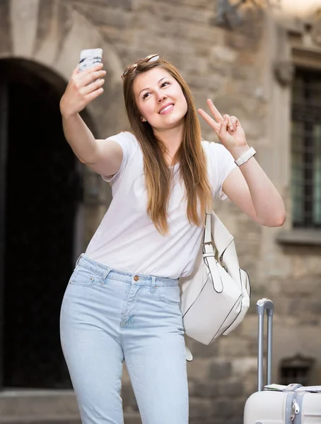 Charmante vrouw toerist maken selfie — Stockfoto