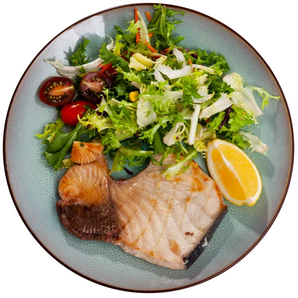 Стейк из свиной акулы со свежим овощным салатом — стоковое фото