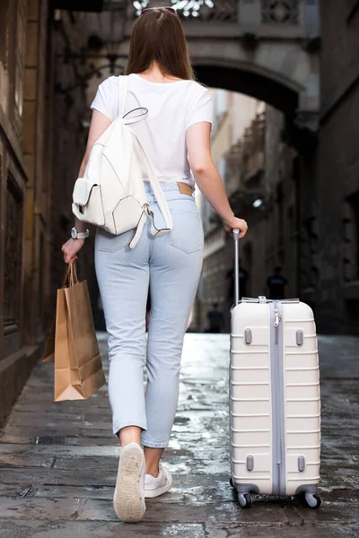 A turista lány sétál. — Stock Fotó