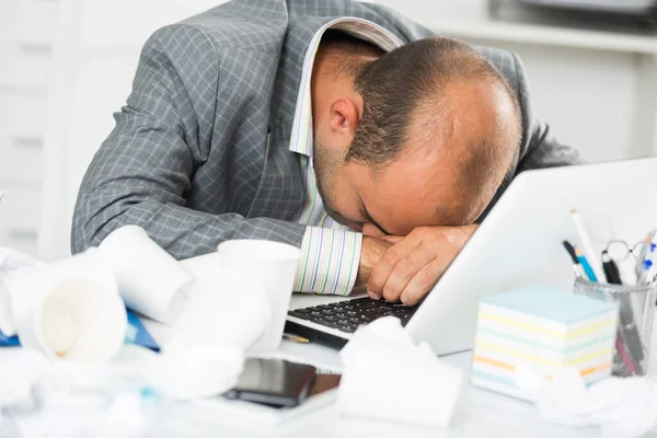 Joven hombre triste cansado de trabajar y dormir — Foto de Stock