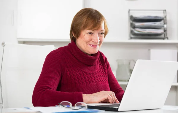 Frau arbeitet produktiv — Stockfoto