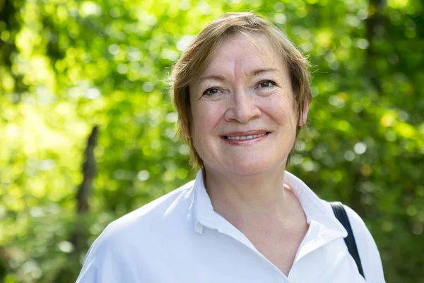 Portrait of woman who smiles — Stock Photo, Image