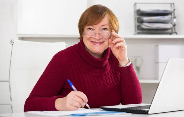 Frau arbeitet produktiv — Stockfoto