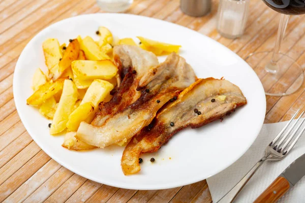 Stekt bacon och potatis på tallrik. — Stockfoto