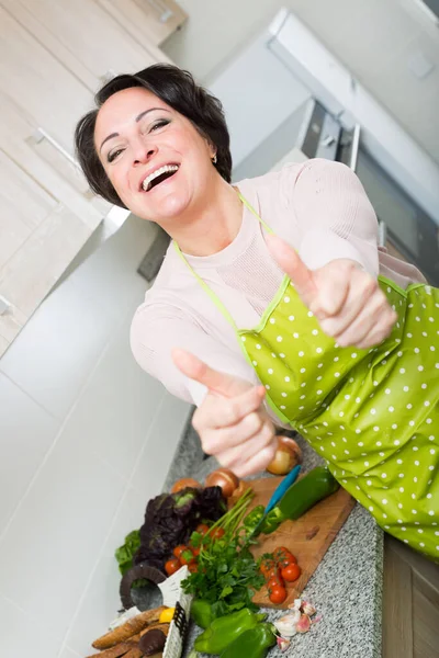 Porträtt av matlagning brunett hemmafru i förkläde — Stockfoto