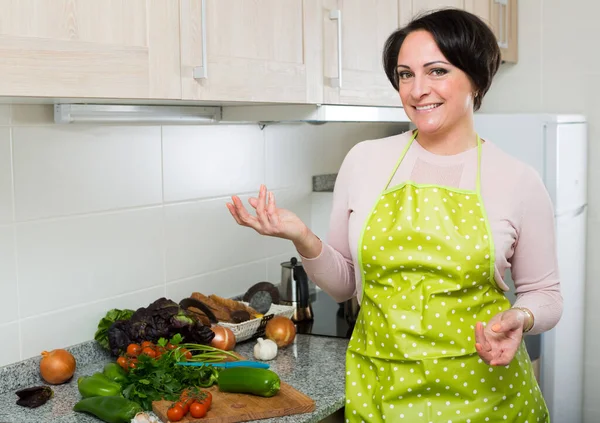 Porträtt av matlagning brunett hemmafru i förkläde — Stockfoto