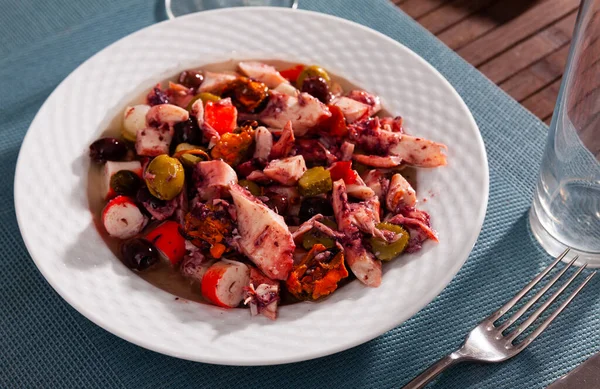 Meeresfrüchte Salpicon mit Garnelen, Muscheln, Tintenfisch, Gemüse und Oliven — Stockfoto