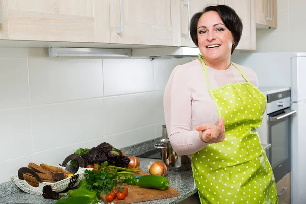 Retrato de cozinhar morena dona de casa no avental — Fotografia de Stock