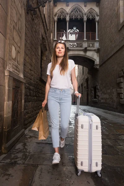 Портрет молодої жінки з багажем у місті — стокове фото
