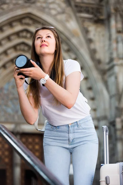 Blond vrouwtje maakt foto 's op haar camera — Stockfoto