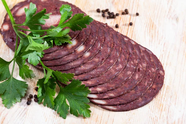 Botifarra negra catalana en rodajas con perejil fresco y granos de pimienta —  Fotos de Stock