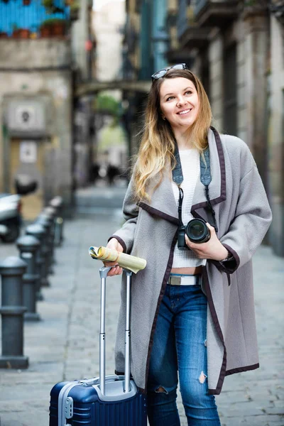 Jovencita haciendo un viaje por la ciudad — Foto de Stock