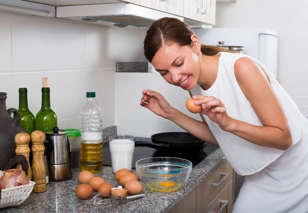 Frau bereitet Omelett zu — Stockfoto