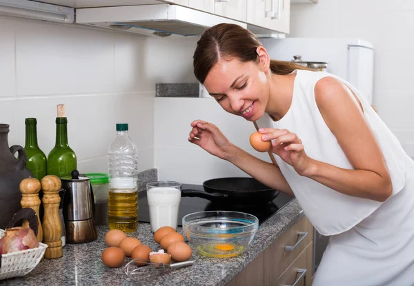 Donna che prepara frittata — Foto Stock