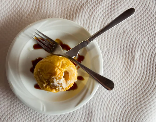 Lekker dessert gebakken appel met chocoladesaus, schotel van spanje keuken — Stockfoto
