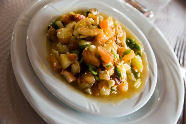 Comida mediterránea, langostinos guisados, mejillones, calamares con verduras — Foto de Stock